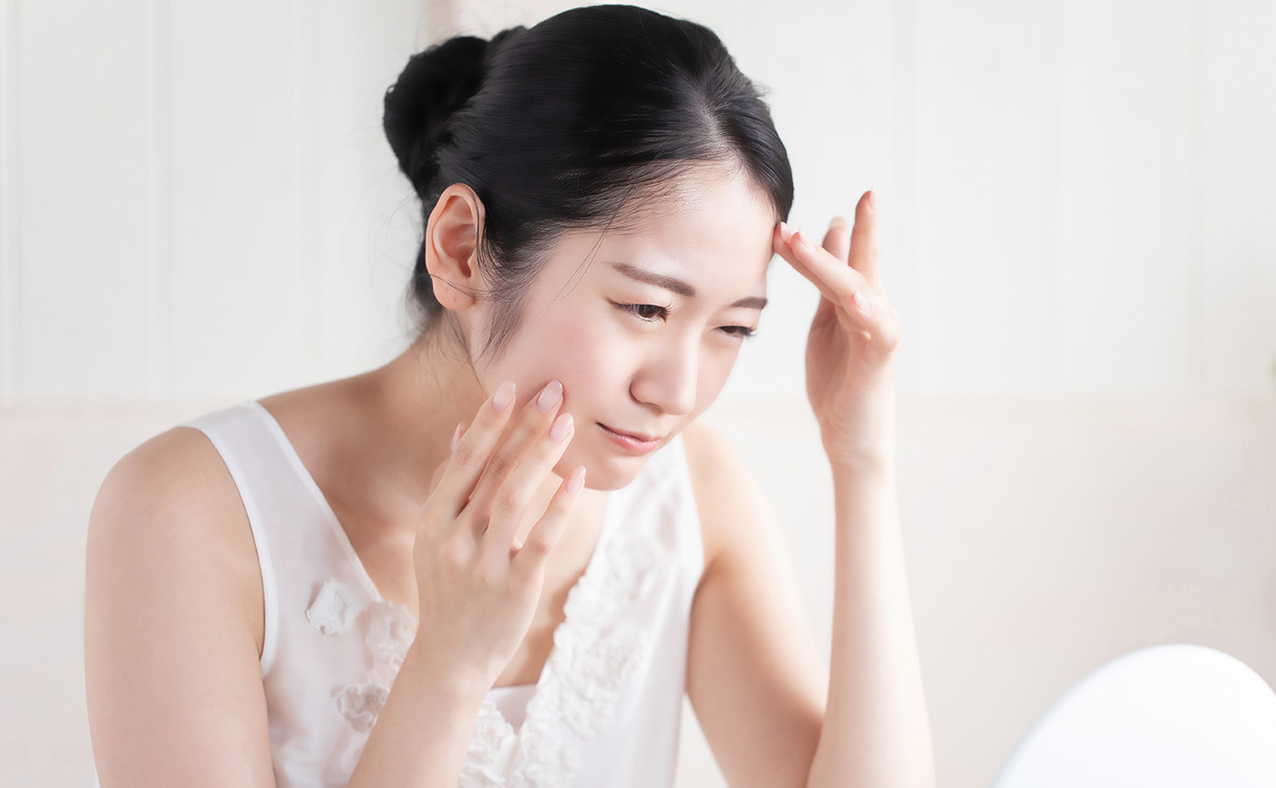 悩む女性