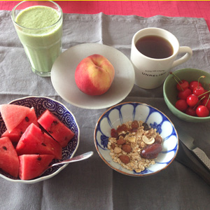 さくらんぼのある朝ご飯