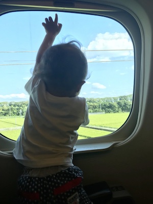新幹線に初めて乗る子供