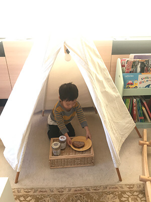 テントで一人、ご飯を食べる３歳男児